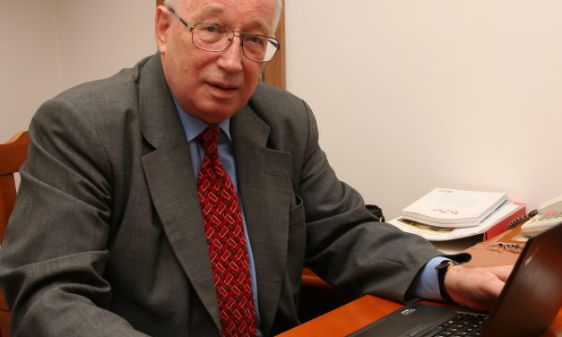 Dyplom honorowy dla prof. Jana Kieniewicza