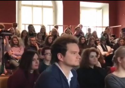 Konferencja w trakcie wyjazdu