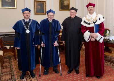 Od prawej: J.M. Pan Rektor Prof. dr hab. Marcin Pałys, Prof. dr hab. Jan Kieniewicz, promotor Prof. dr hab. Karol Modzelewski, Dziekan Wydziału „Artes Liberales“ Prof. dr. hab Robert A. Sucharski