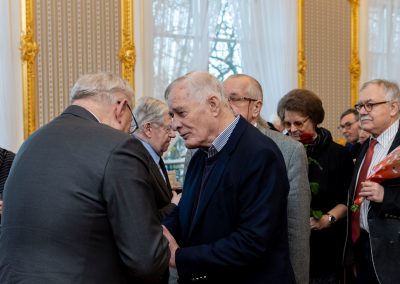 Życzenia profesorowi składają profesorowie Piotr Węgleński, Maciej Koźmiński, Włodzimierz Lengauer, Barbara Bokus i Ireneusz Krzemiński