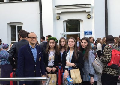 Laureatki II nagrody i przewodniczący jury Krzysztof Korwin-Piotrowski